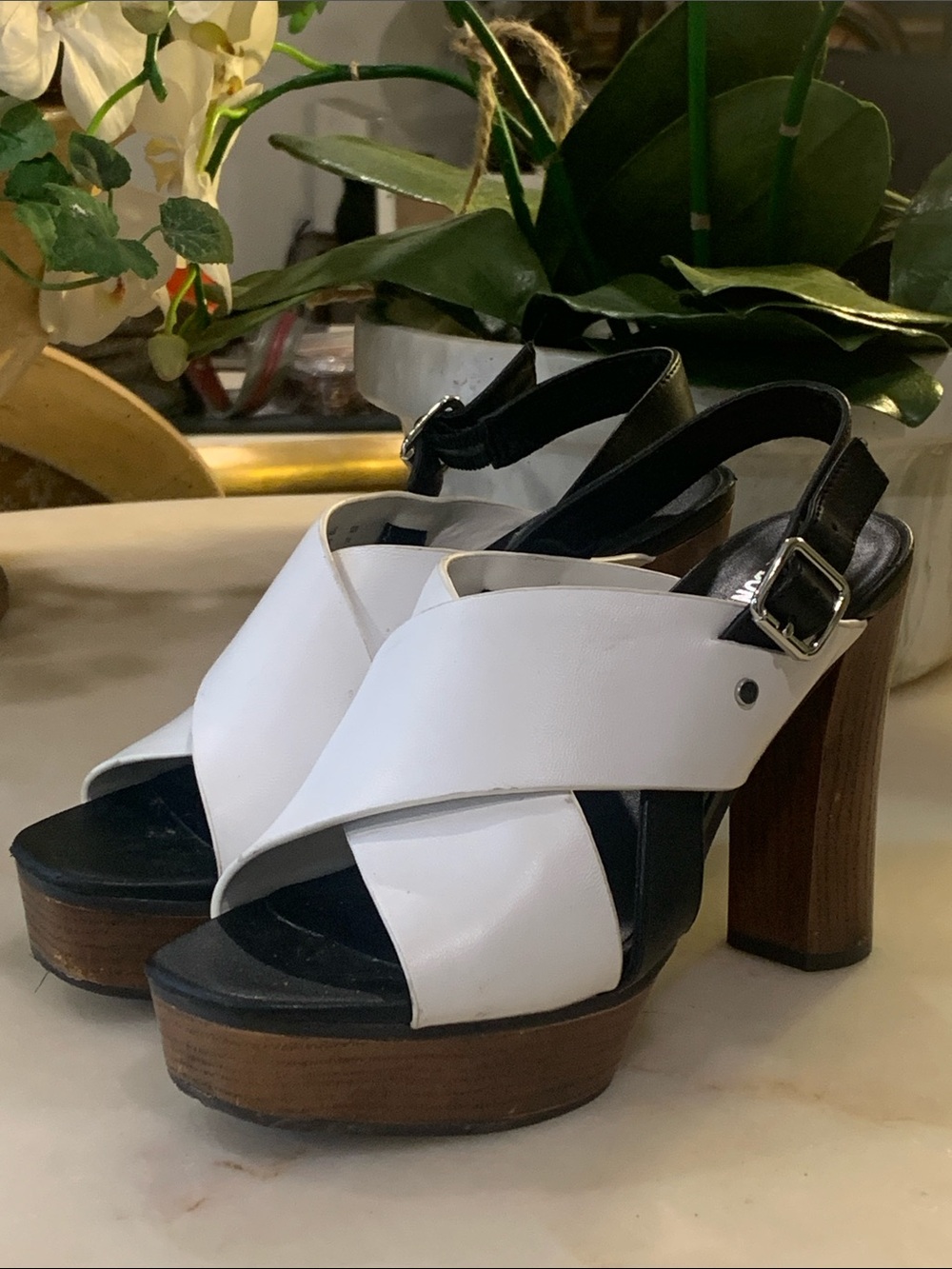 Bleeker & Bond White Leather Platform  Ankle Strap Peep Toe Heels Size 7 M